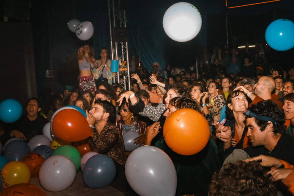 Public heureux, de nuit, avec des ballons gonflables colorés