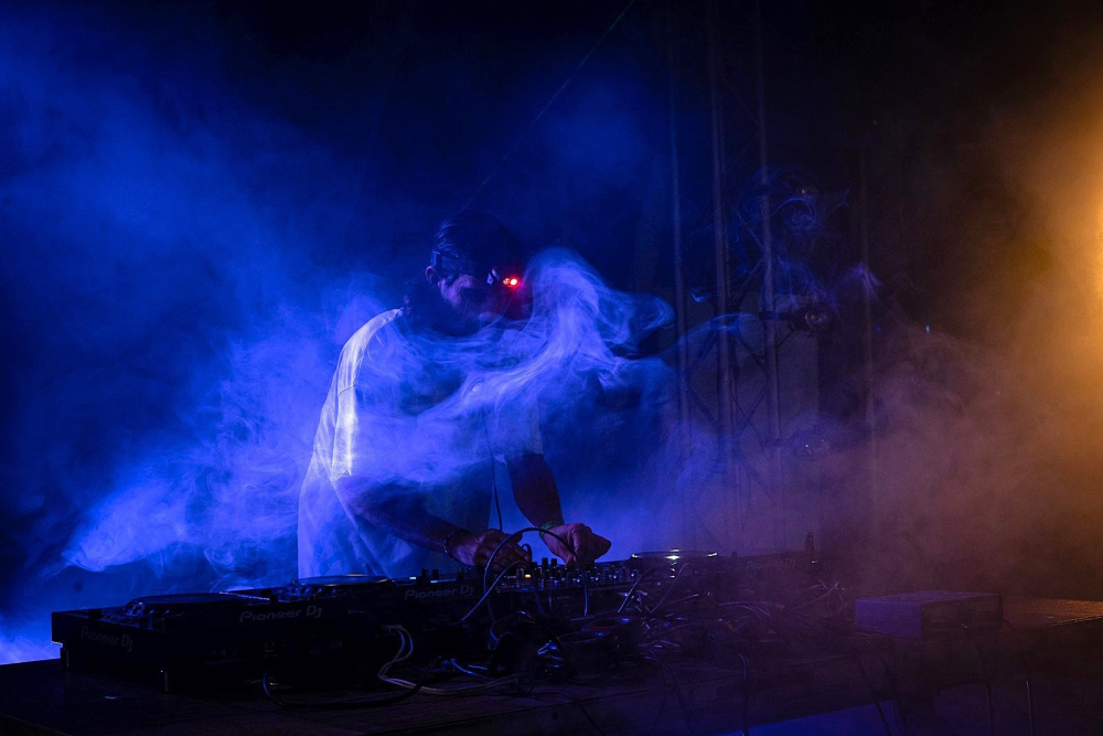 DJ dans une lumière bleue