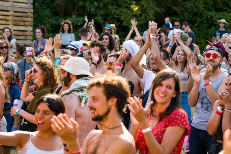 Groupe de personnes, de jour, écoutant un concert