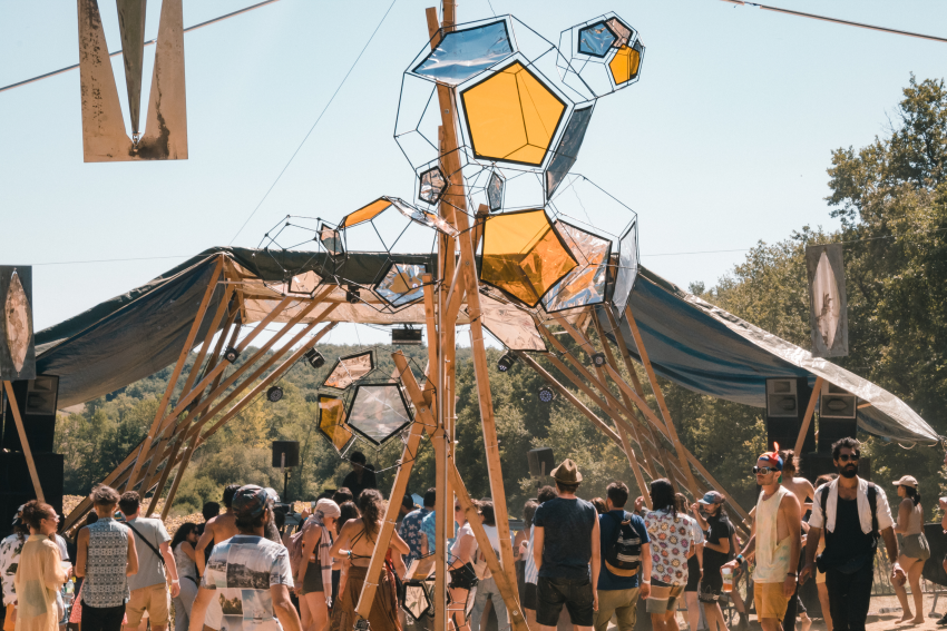 Foule devant une scène, élément graphique de scénographie au-dessus